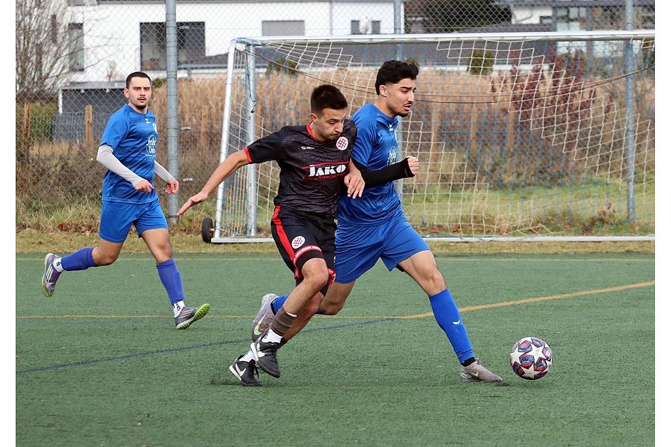 Den Gegner erstmal vom eigenen Tor fernhalten: Diese Aufgabe erfüllten Jawad Panschiri (r.) und seine Mitspieler vom SV Planegg-Krailling II gegen den FC Croatia weitgehend gut, aber letztlich noch nicht gut genug.