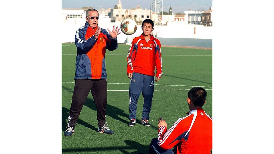 2008 bereitete Eckhard Krautzun (links) die chinesische Olympia-Mannschaft auf die Spiele in Peking vor. Allerdings ohne Erfolg, China scheiterte in der Vorrunde. International spielen die Chinesen im Fußball keine Rolle. Die bislang einzige WM-Teilnahme glückte 2002.  Auch da schieden die Chinesen in der Vorrunde aus.	Foto: dpa