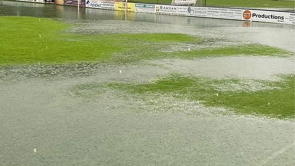 Das Heimspiel der Landesliga-Frauen von RW Überacker fiel dem Starkregen zum Opfer: Der Platz war überflutet.