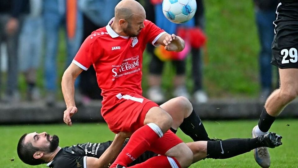 Wer ist am kommenden Samstag obenauf? In dieser Szene klärt Timo Hildbrand von der SG Prechtal/Oberprechtal, am Boden liegend, gegen Jochen Zimmermann von der SG Freiamt-Ottoschwanden beim Auftaktspiel der Bezirksliga in der Hinrunde.