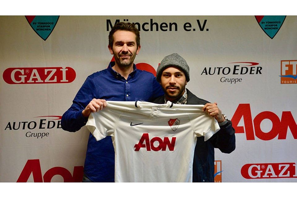 Dominik Weiß (re.) bei der Vertragsunterzeichnung mit Teammanager Robert Hettich. F: SV Türkgücü-Ataspor