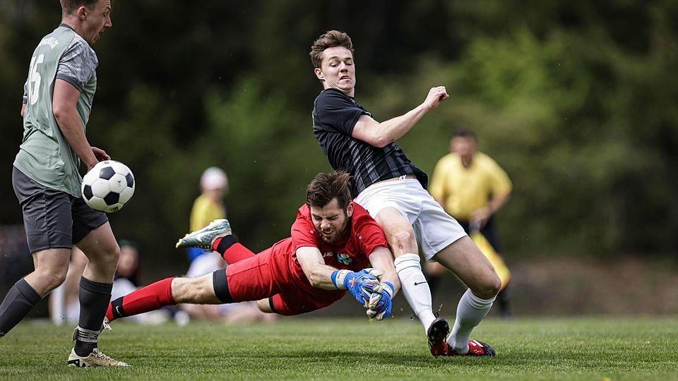 Fußball Saison 2024/25 Kreisliga SV Polling - SG Hungerbach am 27. April 2025 Pollings Fabio Hägl (rechts erzielt das 4:1, SG -Torhüter Thomas Schelle kommt zu spät.