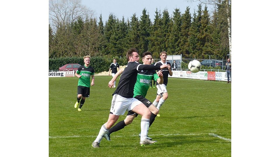 2:1 gewannen Thomas Kohnen und Eintracht Emmeln (in Schwarz) gegen Leon Schlagenhauf und Grenzland Twist. Foto: Matthias Brüning