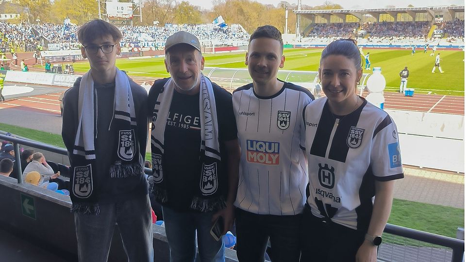 Sabrina Aumann (rechts) und Dieter Leidig (Zweiter von links) sahen jeweils mit Begleitung als VIP-Gäste das Ulmer Heimspiel.