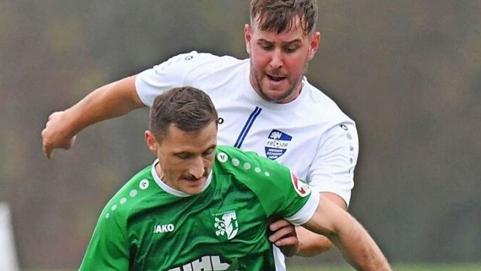 Simon Schulze (vorne) und der FV Schutterwald hoffen auf ein Ende der Niederlagenserie.