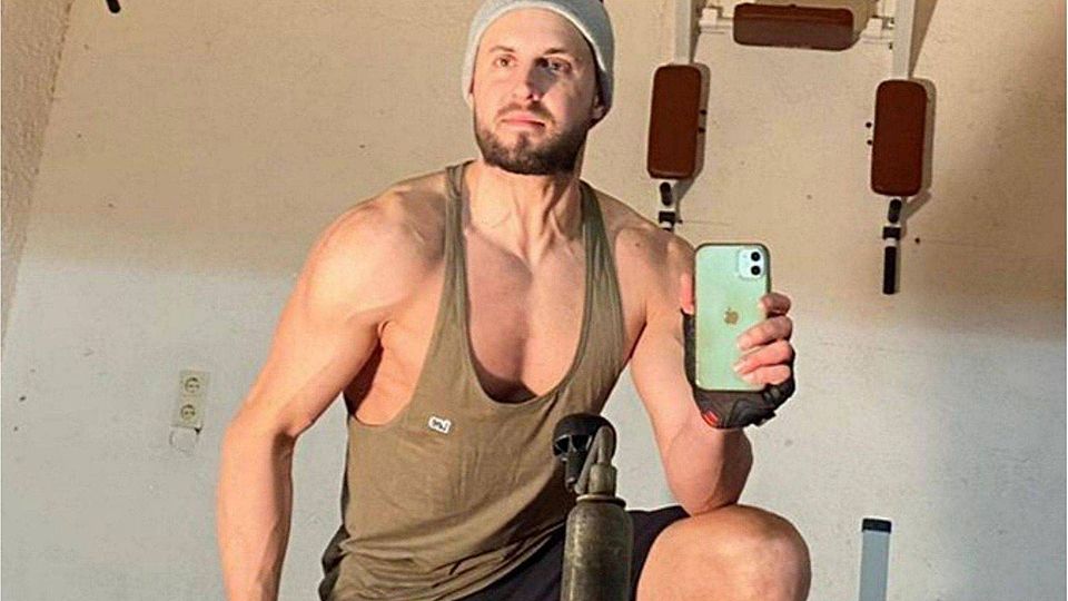 Die Garage wurde zum Fitnessraum. Jetzt stählt sich Florian Wolf zu Hause - Das große Ziel: Kreisliga-Aufstieg.