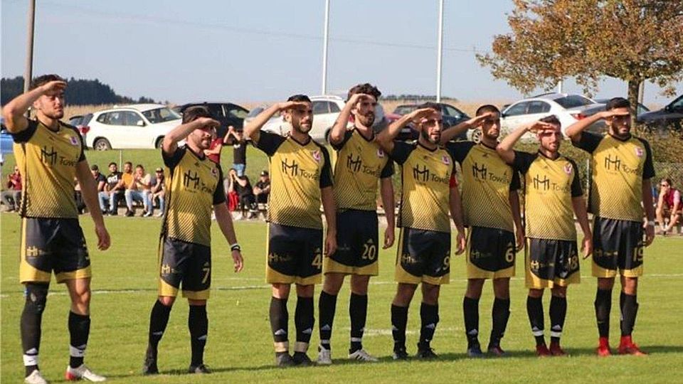 Dieser Militärgruß von acht Spielern von Türkspor Mainburg brachte jedem Kicker einen „Verweis wegen unsportlichem Verhalten“ ein.