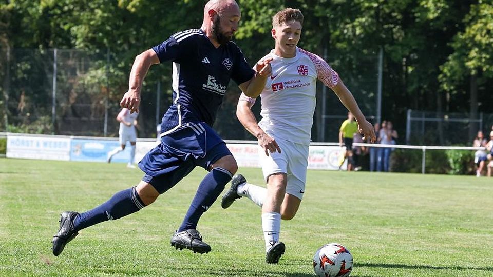 Viele intensive Zweikämpfe liefern sich Lucas Oppermann (links) vom TSV Seckmauern und Dominik Knauer vom FC Fürth.	Foto: Joaquim Ferreira