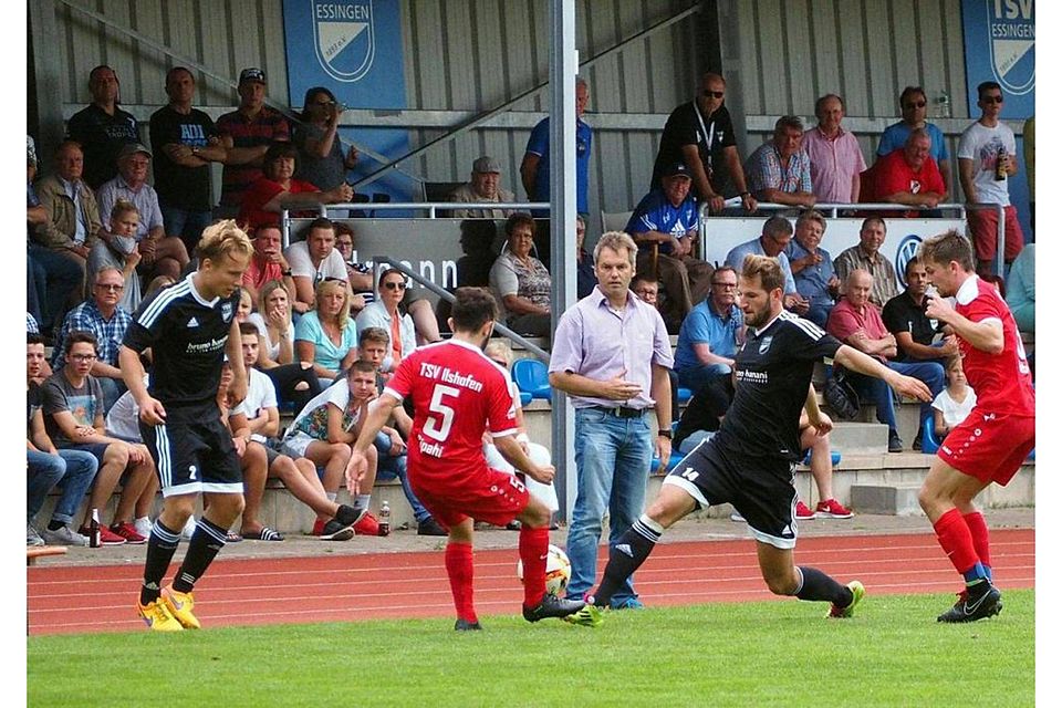 Viele Zuschauer sind beim Hinspiel im August überrascht, wie selbstbewusst der Aufsteiger TSV Ilshofen (rot) in Essingen auftrumpft. Der Gastgeber verliert 0:4.