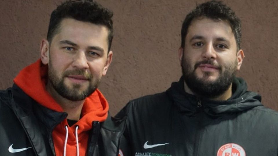 Yusuf Emre Kasal (links) ist der neue Trainer von Rot-Weiss Wittlich. Das Bild zeigt ihn kurz nach der Vertragsunterzeichnung mit dem Clubvorsitzenden Hakan Yigit.