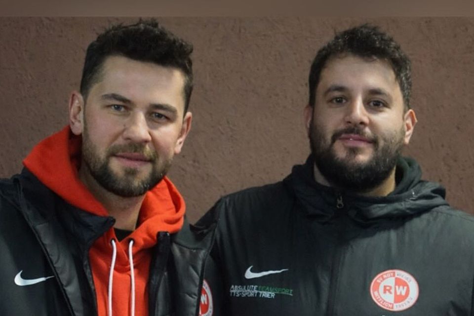 Yusuf Emre Kasal (links) ist der neue Trainer von Rot-Weiss Wittlich. Das Bild zeigt ihn kurz nach der Vertragsunterzeichnung mit dem Clubvorsitzenden Hakan Yigit. Yusuf Emre Kasal (links) ist der neue Trainer von Rot-Weiss Wittlich. Das Bild zeigt ihn kurz nach der Vertragsunterzeichnung mit dem Clubvorsitzenden Hakan Yigit.