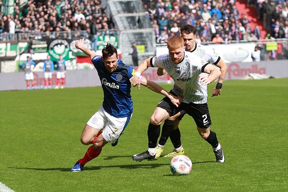 Steven Skrzybski (Holstein Kiel) gegen Mikkel Kirkeskov (Preußen Münster). 