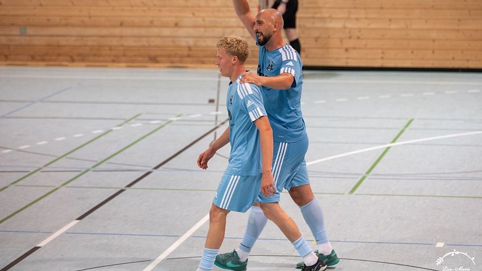 Spielertrainer Erduan Topallaj mit dem 17-jährigen Neuzugang Max Schreibmüller.