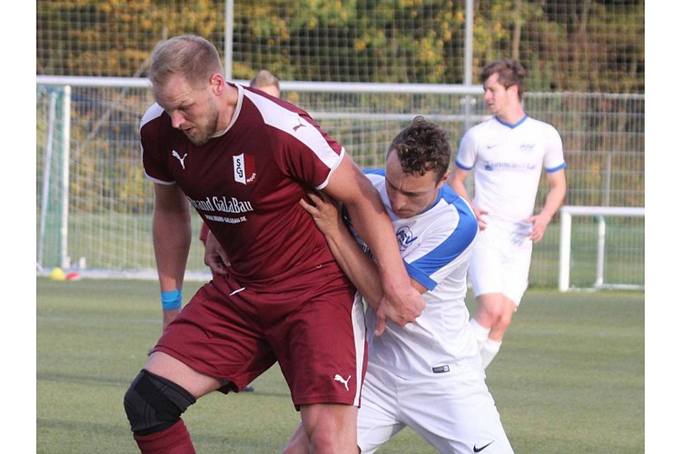 Kreisliga: Inhausens Goliath Tobias Seethaler hält sich einen ASV-Reservespieler vom Leib. hab