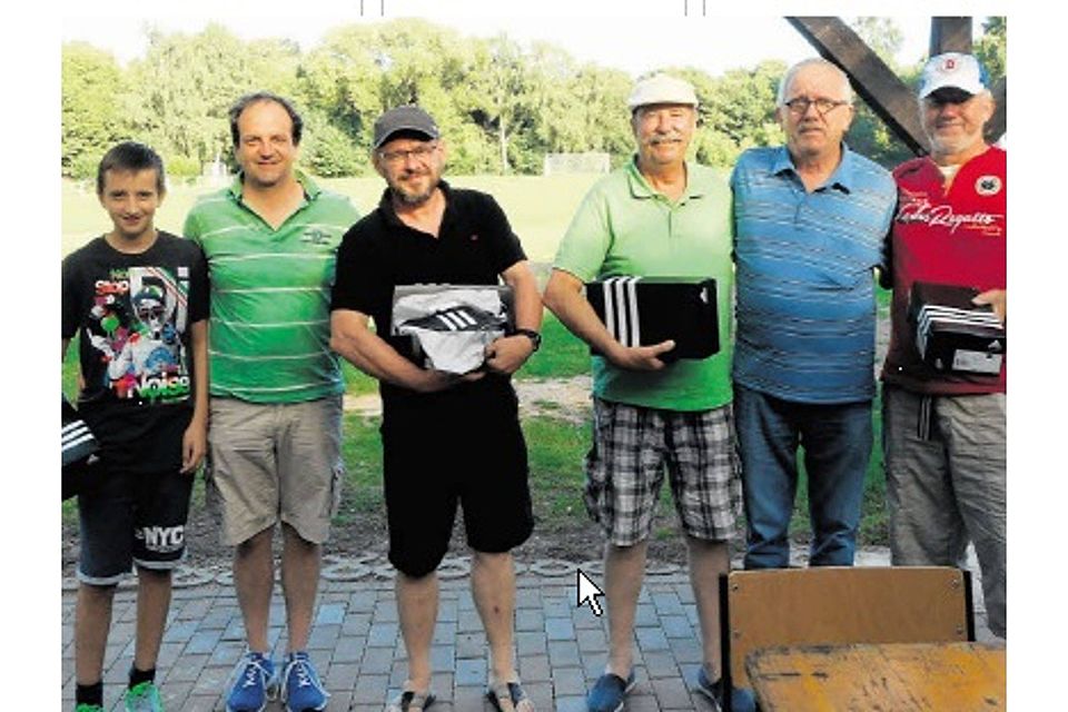Die Schiedsrichter im Kreis Euskirchen freuten sich über ihre neuen Schuhe. Foto: privat