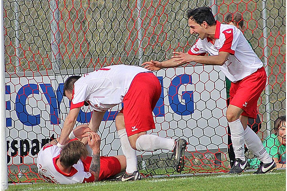 Affings Torschütze Tobias Jorsch wird von seinen Mitspielern für seinen Treffer gegen Bubesheim gefeiert.  Foto: Ramona Eberle