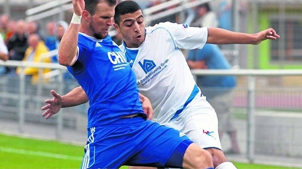 Vorbereiter: Ilyasse Attia (VfB Ginsheim, rechts) legte im Testspiel gegen den FV Biebrich  (David Schug) das Siegtor für Tobias Bednarz auf.	Foto: Vollformat/André Dziemballa