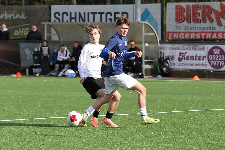 Wieder nicht durchgekommen: Hendrik-Rene Meierernst ist vor Joshua Rogalsky am Ball.