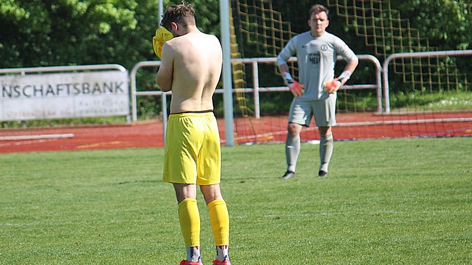 Enttäuschung nach dem letzten Heimspiel: Mindelheims Quirin Mack (vorn) und Hannes de Paly steigen mit dem TSV Mindelheim nach einer 2:4-Niederlage gegen den FC Heimertingen aus der Bezirksliga ab.