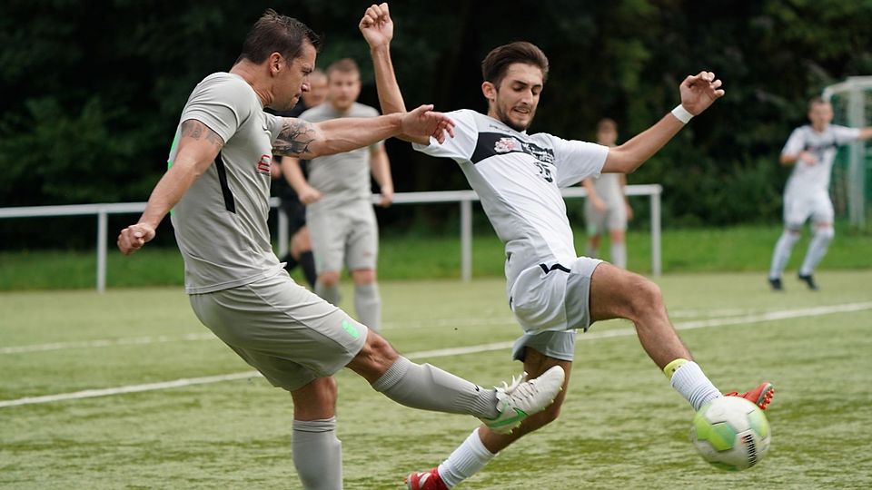 Enges Match: Alemannia Königstädten um Muhammed Öner (rechts) versucht diesen Schussversuch von Stockstadts Benedikt Leber zu blocken. 