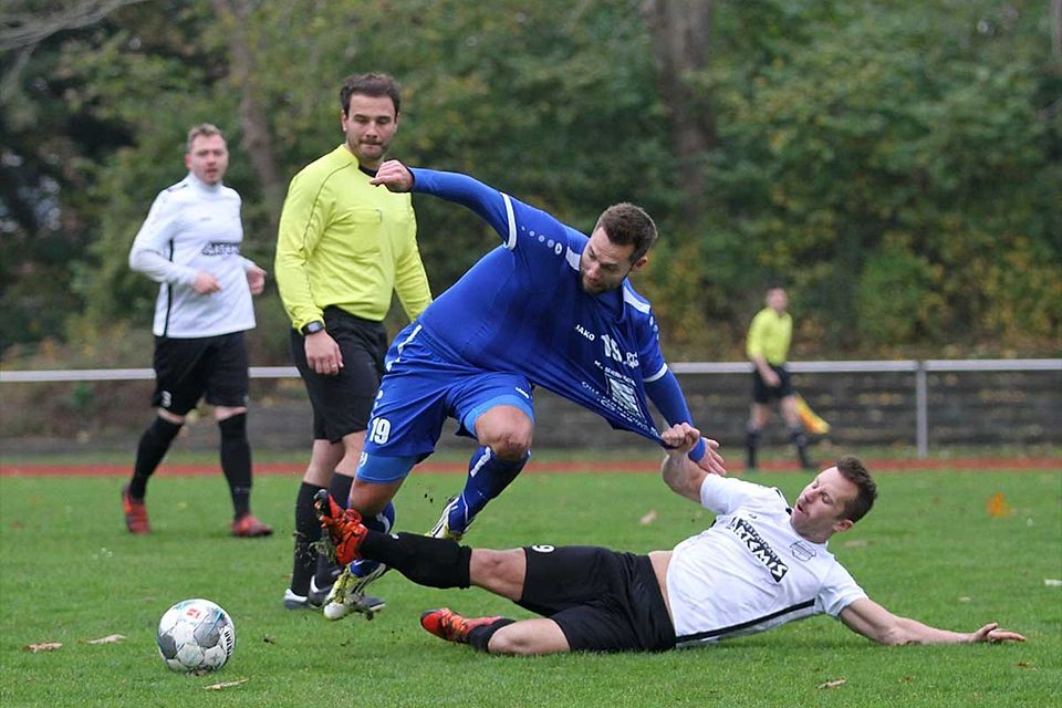 Florian Ziehmer (Preetzer TSV), hier gegen Nico Baldowsky (SG Dobersdorf/Probsteierhagen), sieht die Rote Karte im Spiel in Kiel beim Wiker SV.