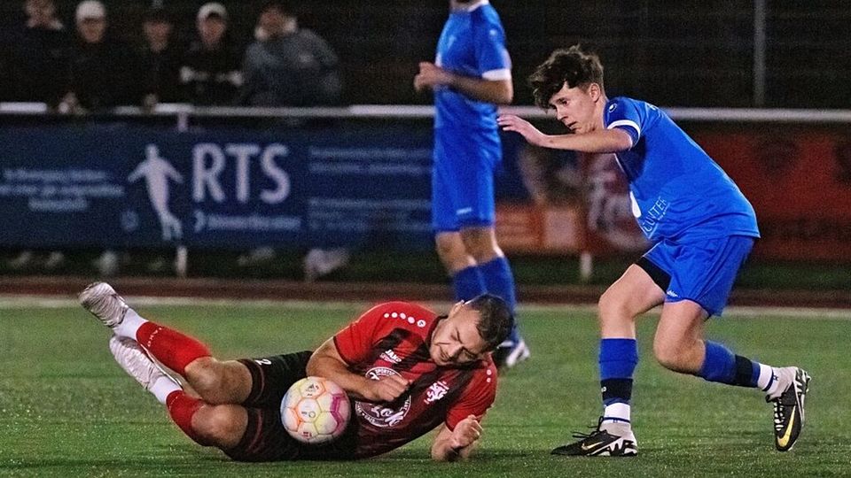 Bonndorfs Spieler Marco Morath (liegend) und Tennenbronns Akteur Marlon Schweizer lieferten sich vor zwei Wochen packende Zweikämpfe, beide Vereine mischen weit oben mit. 