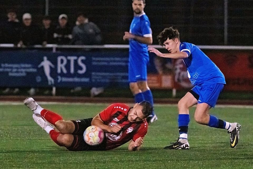 Bonndorfs Spieler Marco Morath (liegend) und Tennenbronns Akteur Marlon Schweizer lieferten sich vor zwei Wochen packende Zweikämpfe, beide Vereine mischen weit oben mit. Bonndorfs Spieler Marco Morath (liegend) und Tennenbronns Akteur Marlon Schweizer lieferten sich vor zwei Wochen packende Zweikämpfe, beide Vereine mischen weit oben mit.