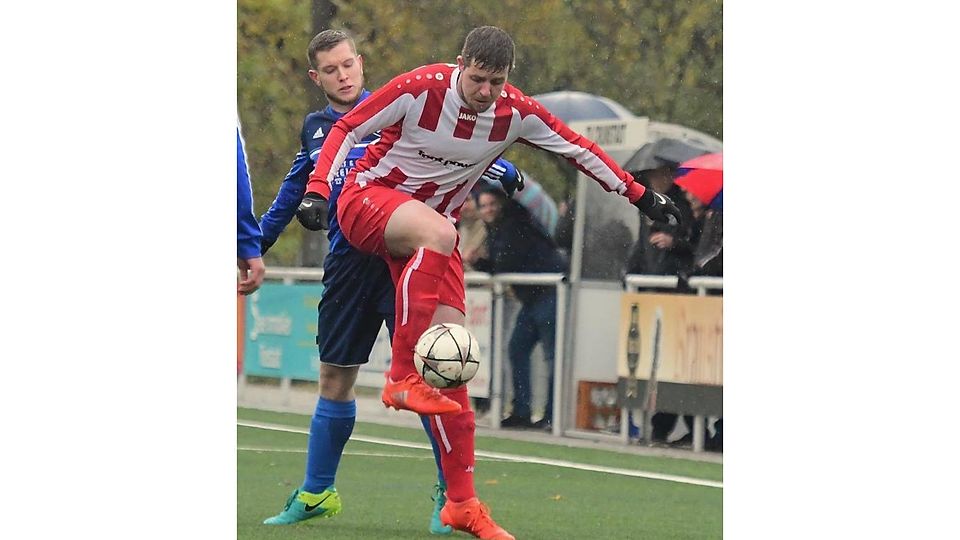 Sorgt mit einem Doppelpack mit für den klaren Sieg des TV Crumstadt: Daniel Conrad (vorne).	Archivfoto: André Dziemballa/ 	Vollformat