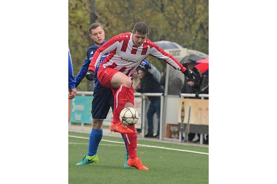 Sorgt mit einem Doppelpack mit für den klaren Sieg des TV Crumstadt: Daniel Conrad (vorne).	Archivfoto: André Dziemballa/ 	Vollformat
