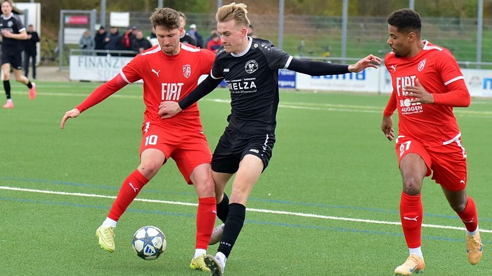 Im Zweikampf auf dem Kunstrasen des Lettenpark behaken sich Jonathan Ehret vom FC Auggen (links) und David Trenkle von den SF Elzach-Yach, rechts läuft Julien Tschira.