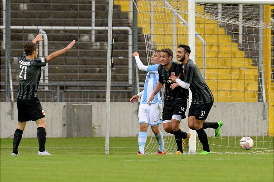 Julian Günther-Schmidt (mi.) bejubelt seinen Treffer zum 0:1. Am Ende teilten sich der FCA und die Löwen die Punkte. F.: Leifer