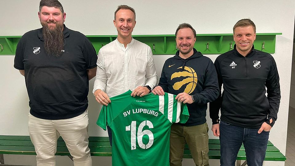 Die Abteilungsleiter Florian Schnabl (links) und Tobias Reinwald (rechts) präsentieren David Treese (Zweiter von links) und Patrick Meister als künftiges Trainerduo.