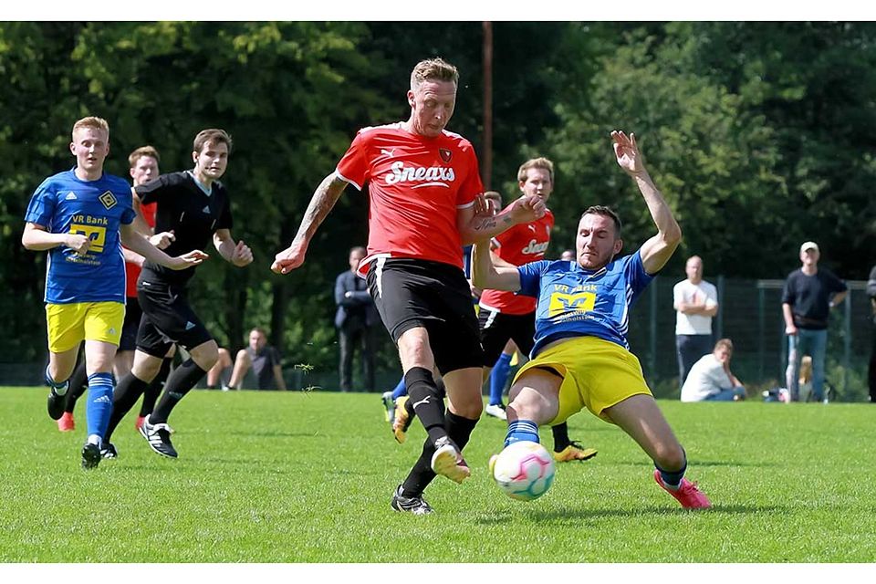 Marc Zeller (Rot-Schwarz Kiel) gegen Rune Hardt (re., Osterrönfelder TSV).
