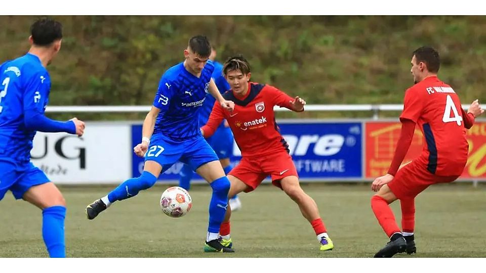 Breidenbachs Luca Vogel (am Ball) lässt sich vom Waldbrunner Aktivposten Yuki Iwamoto nicht irritieren. © Jens Schmidt