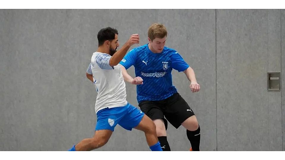 Kampf um den Ball – und das in der Halle: Jakop Abdulmashi (l.) von der SG Niederbiel gegen Niklas Werner vom FC Burgsolms. © Isabel Althof