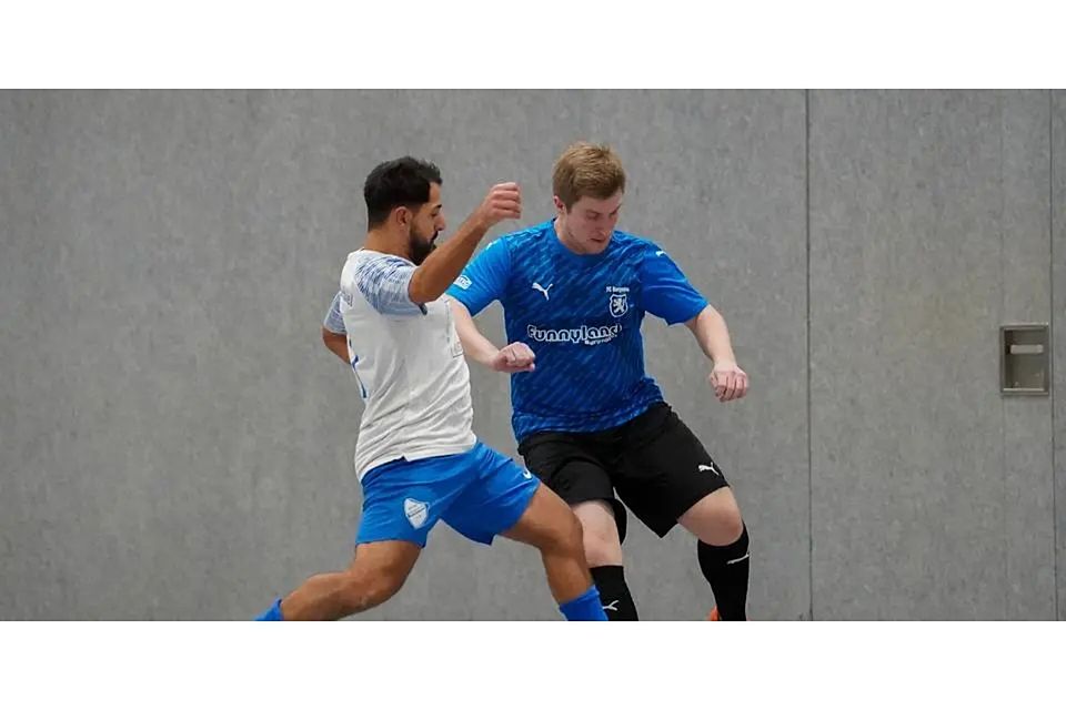 Kampf um den Ball – und das in der Halle: Jakop Abdulmashi (l.) von der SG Niederbiel gegen Niklas Werner vom FC Burgsolms. © Isabel Althof