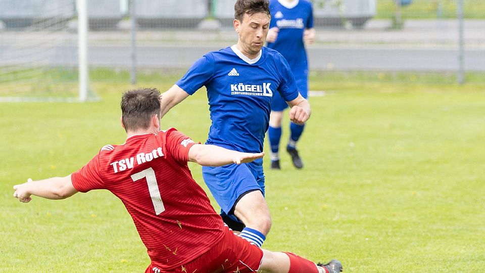 Viele Zweikämpfe, aber keine Tore gab es im Duell zwischen dem TSV Rott (in Rot, hier Christian Otto) und der SpVgg Schwabbruck/Schwabsoien (Jakob Hartmann).