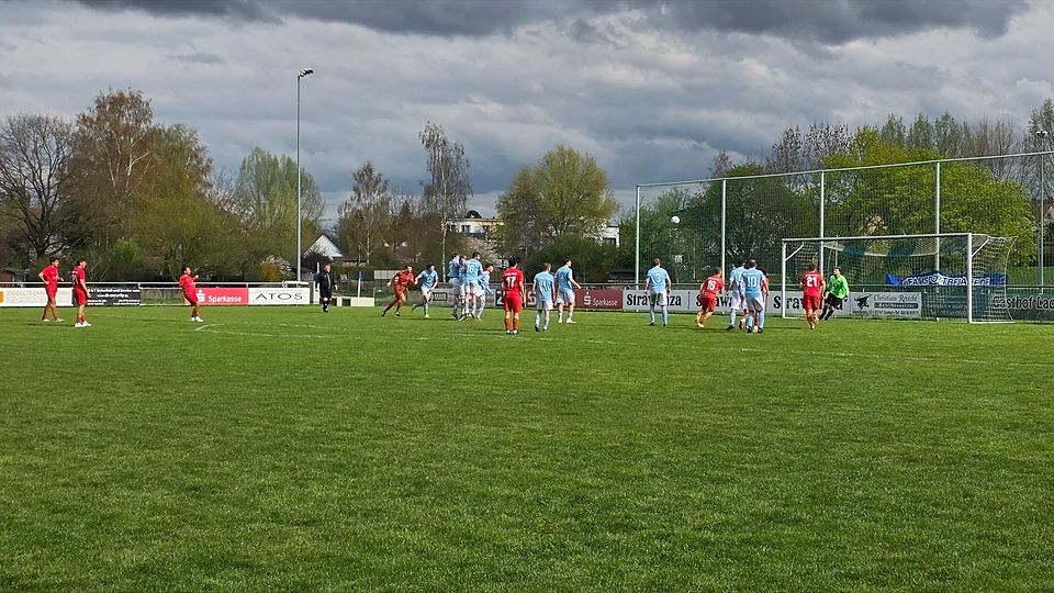 Traumtor per Freistoß - Erdweg gewinnt Derby in Schwabhausen