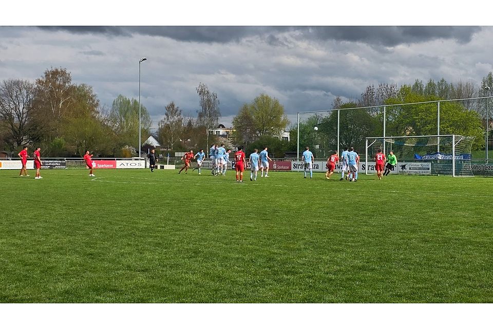 Traumtor per Freistoß - Erdweg gewinnt Derby in Schwabhausen