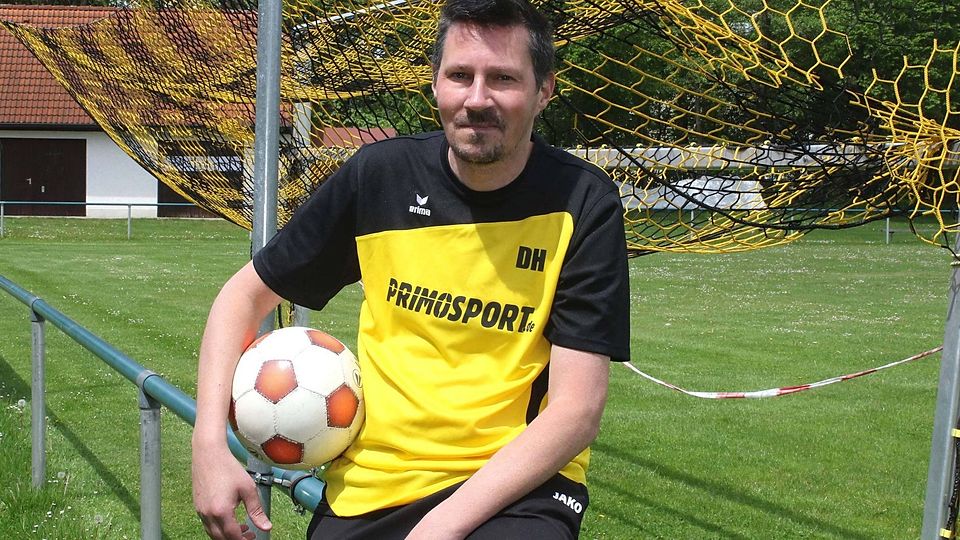 Mit dem Ball auf dem Fußballplatz: So kannte man Dean Halilovic Jahre lang. Er trainierte bis zu drei Jugendmannschaften beim TSV Geiselbullach parallel. 