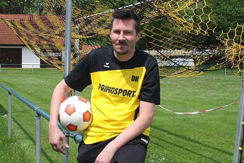Mit dem Ball auf dem Fußballplatz: So kannte man Dean Halilovic Jahre lang. Er trainierte bis zu drei Jugendmannschaften beim TSV Geiselbullach parallel. 