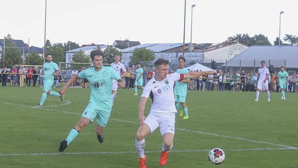 Mit viel Spaß bei der Sache: Wormatias Lennart Grimmer (rechts) und Robin Krajovic von Gastgeber Weinsheim genießen es, wieder richtig Fußball spielen zu können.