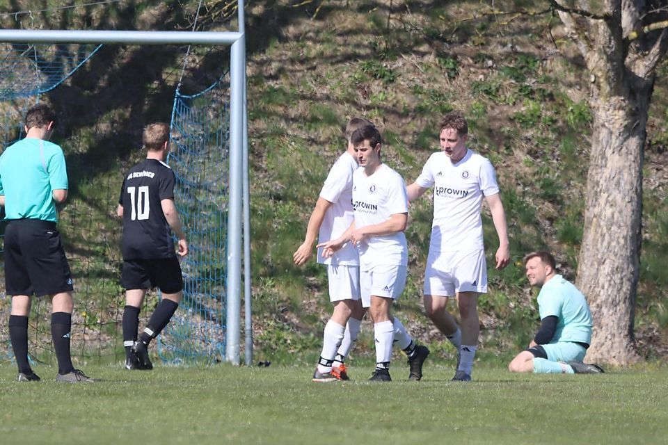 Fußball Saison 2024/25 Kreisklasse TSV Burggen/Bernbeuren (in Weiß) gegen die SG Schönach am 12. April 2025.