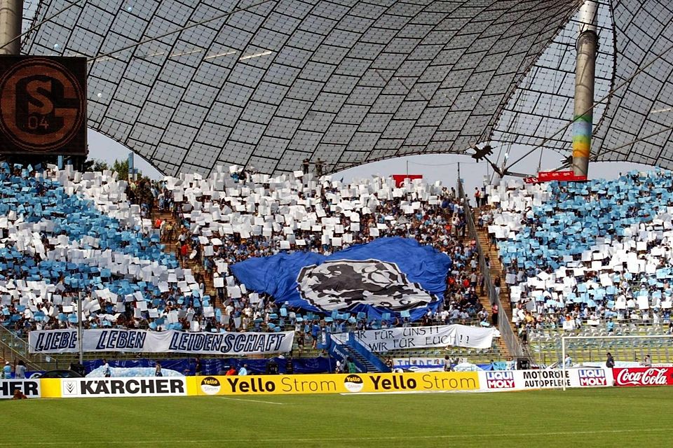 Weiß-blaues Fahnenmeer – wie in guten alten Zeiten: Die Löwen-Kurve im Olympiastadion, hier gegen Schalke im Jahr 2003