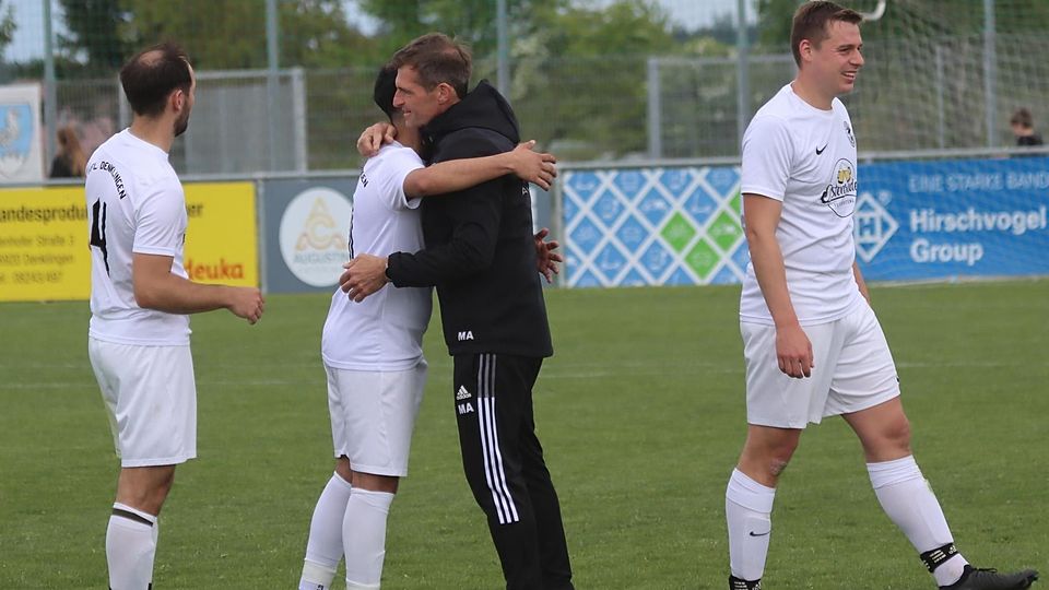 Die letzte Amtshandlung: Nach der Partie verabschiedete sich Denklingens scheidender Trainer Markus Ansorge von jedem seiner Spieler mit einer Umarmung.
