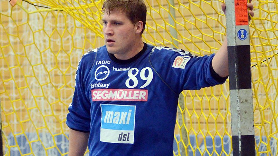 Gewohntes Umfeld, ungewohnte Sportart: TSV-Handballtorwart Benjamin von Petersdorff unterstützt bei der Schwäbischen die TSV-Fußballer.   F.: Peter Kleist