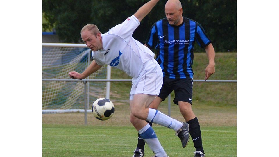 Steffen Jungklaus kann den Ball gegen seinen Kontrahent vom KSV Baunatal behaupten.