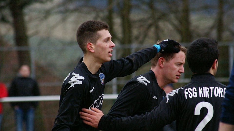 Die Kirtorfer Erik Schmidt (li.) und Philip Neudert (Nr. 2) freuen sich gemeinsam mit dem Torschützen Leopold Bach über die 2:0-Führung gegen Lumda/Geilshausen.