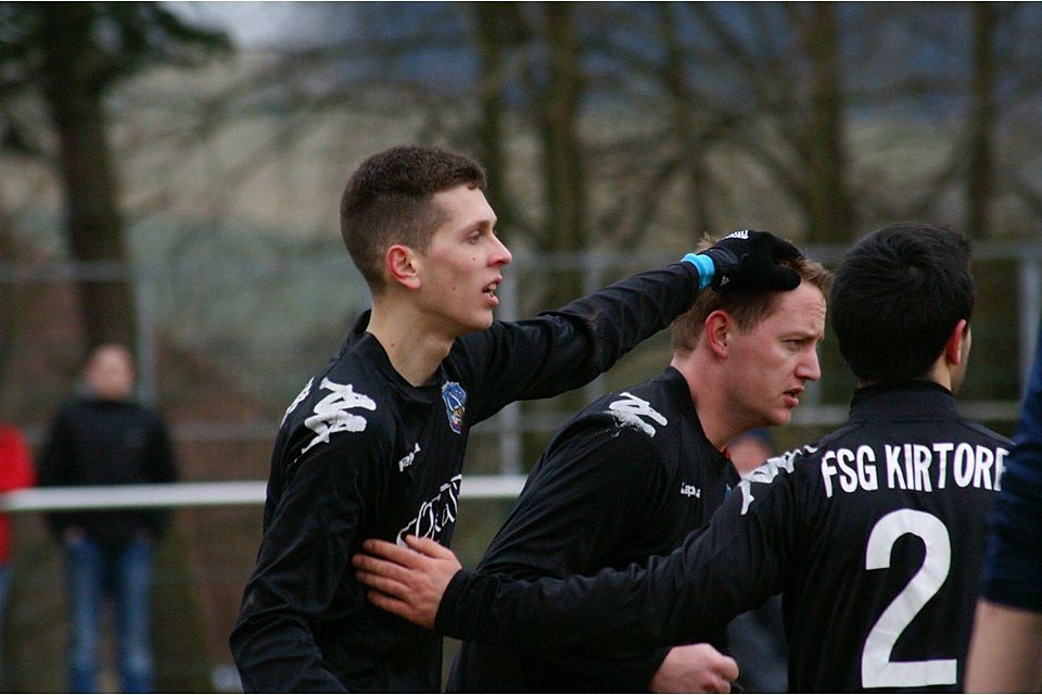 Die Kirtorfer Erik Schmidt (li.) und Philip Neudert (Nr. 2) freuen sich gemeinsam mit dem Torschützen Leopold Bach über die 2:0-Führung gegen Lumda/Geilshausen.