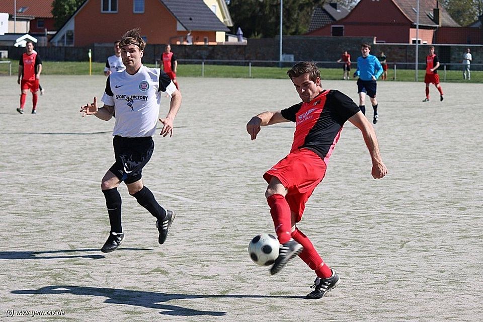 Top-Torjäger Andreas Bode (in rot-schwarz) erhielt nach zwei Treffern gegen Heyrothsberge eine Nominierung   F: Lonkowski